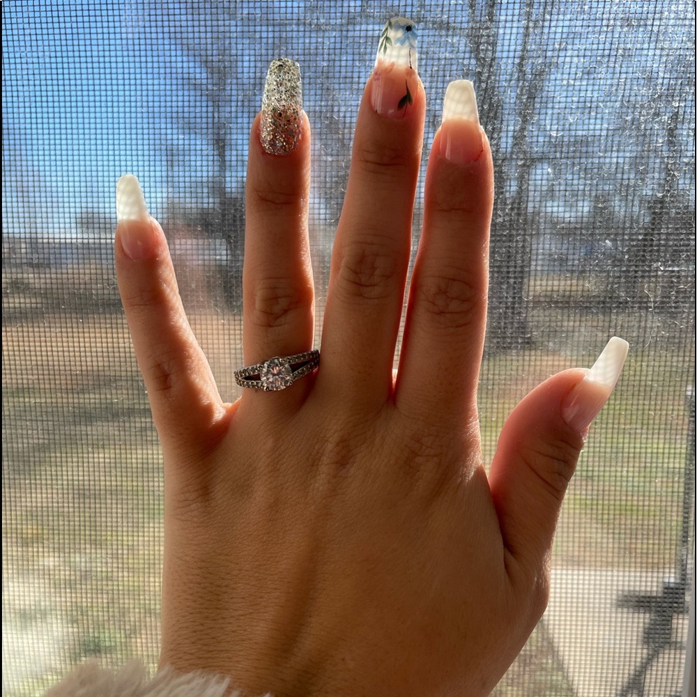 Beautiful engagement ring size 5 wore for a couple of months